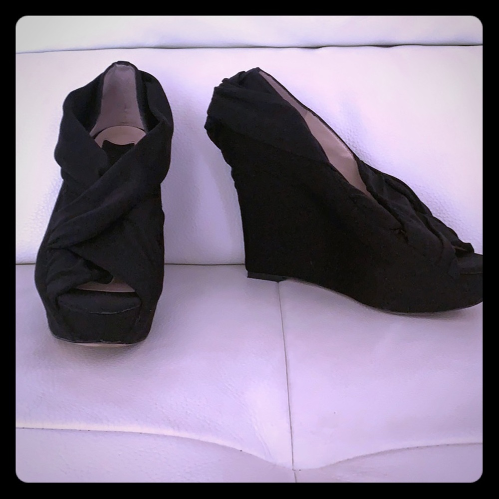 Super cute and unique black wedges